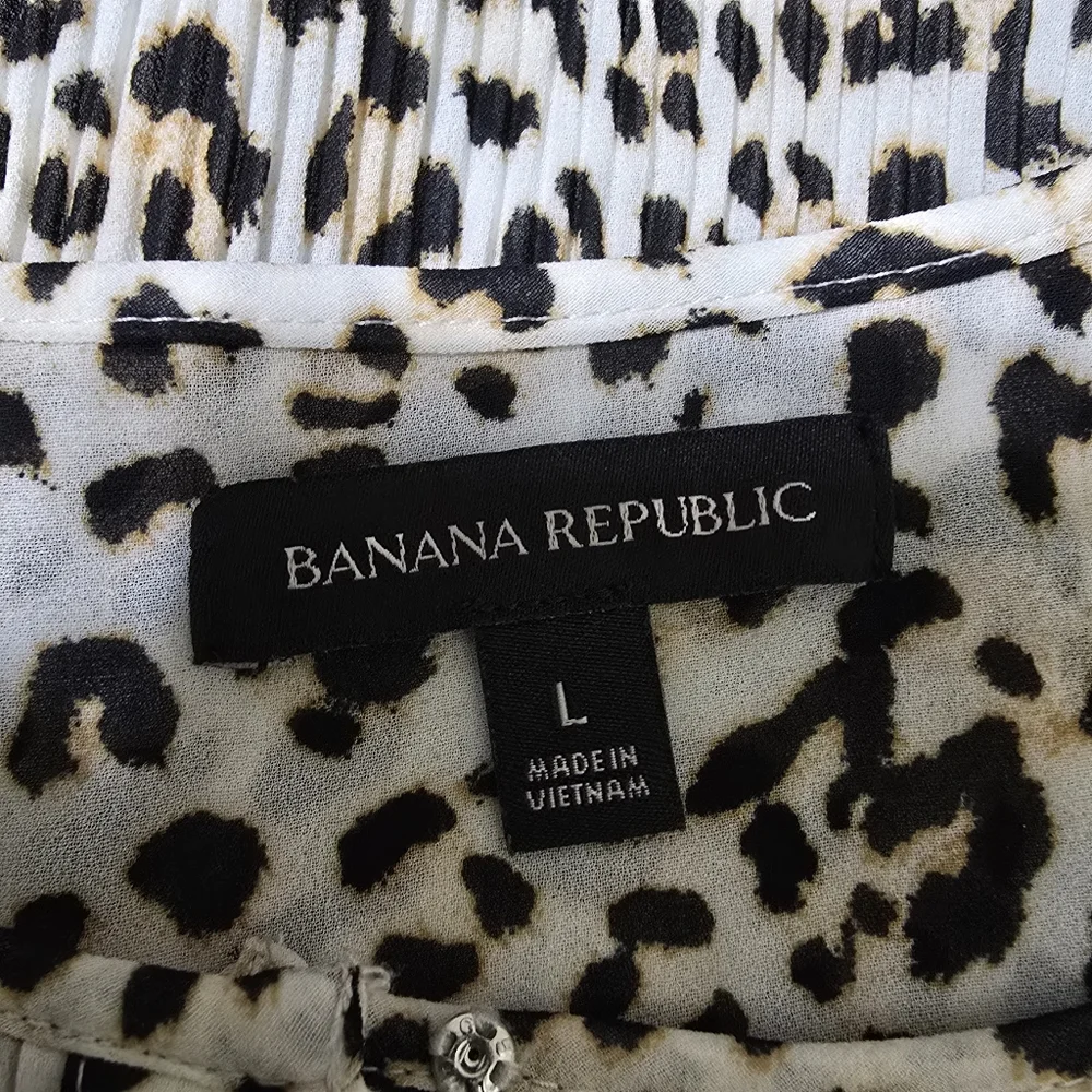 BANANA REPUBLIC size Large Long Sleeve Pleated Animal Print Button Lined‎ Blouse